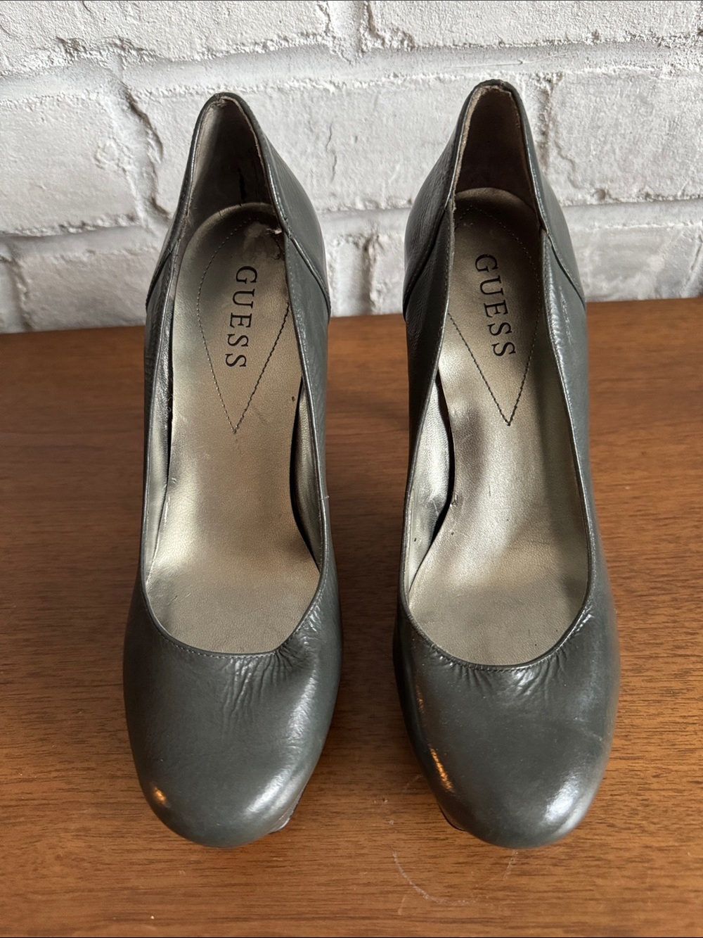 GUESS Women's Dark Gray Leather Heel Pumps